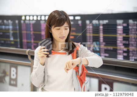 空港　人物　トラブル 112979048