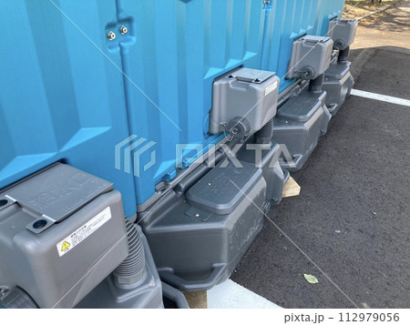 路上設置した仮設トイレの裏側 112979056