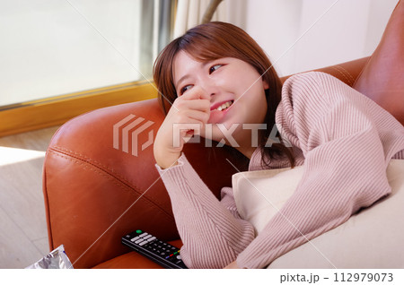 ソファーの上でくつろぐ女性 ソファーの上でくつろぐ女性 112979073