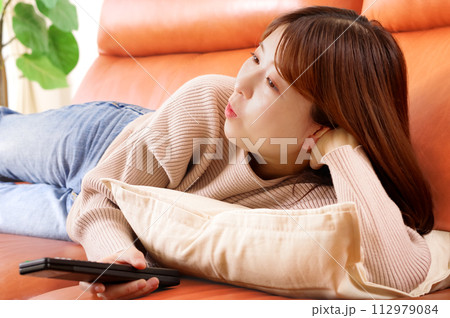 ソファーの上でくつろぐ女性 ソファーの上でくつろぐ女性 112979084