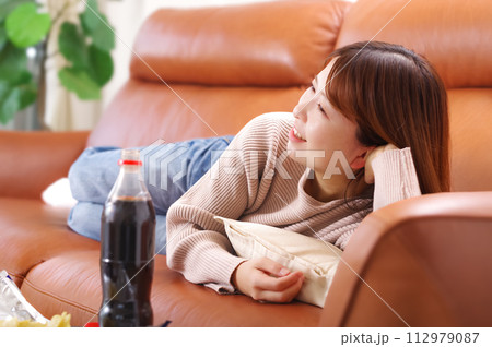 ソファーの上でくつろぐ女性 ソファーの上でくつろぐ女性 112979087