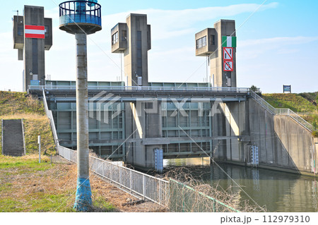 戸田公園堤防からの眺め　笹目水門　　 112979310