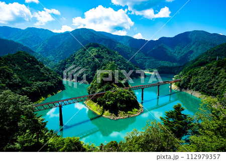 春の大井川鉄道の奥大井湖上駅 112979357