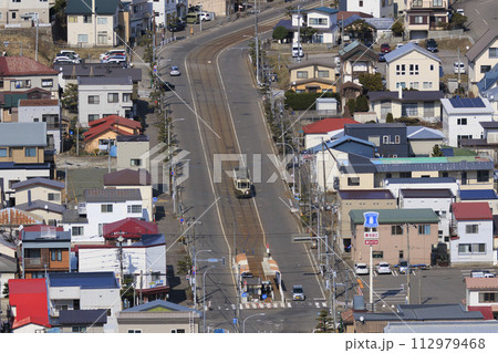 【レタッチ済み人物ナンパーロゴ】函館市電2系統　谷地頭電停へ進入する電車 112979468