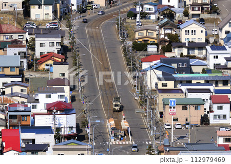 【レタッチ済み人物ナンパーロゴ】函館市電2系統　谷地頭電停へ進入する電車 112979469