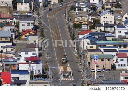 【レタッチ済み人物ナンパーロゴ】函館市電2系統　谷地頭電停へ進入する電車 112979470