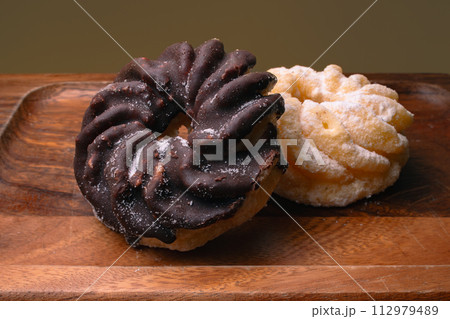 フレンチクルーラー チョコドーナツ 俯瞰 フレンチクルーラー チョコドーナツ 俯瞰 112979489