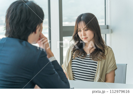 弁護士事務所・個別相談会でトラブルの相談をする相談者女性と男性弁護士・相談員(落ち込む・困る・悩む) 弁護士事務所・個別相談会でトラブルの相談をする相談者女性と男性弁護士・相談員(落ち込む・困る・悩む) 112979616