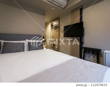 ビジネスホテルの客室  112979633