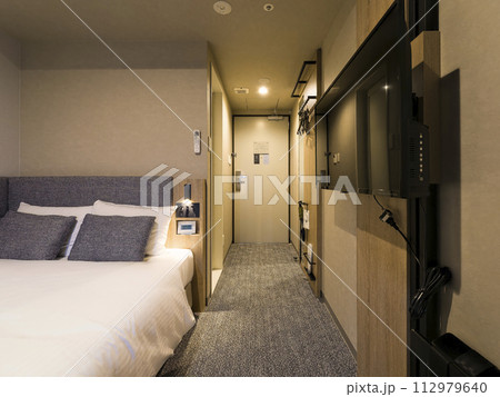 ビジネスホテルの客室  112979640
