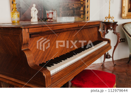 Grand vintage piano in the old house 112979644