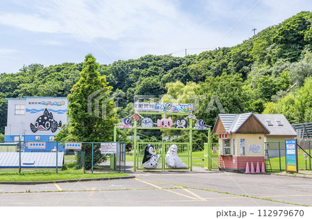 北海道室蘭市　晴天の市立室蘭水族館（室蘭民報みんなの水族館） 112979670