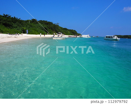 美しいエメラルドグリーンの海が広がる川平湾の風景 112979792