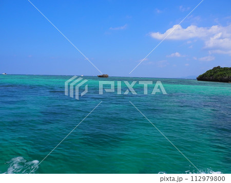 美しいエメラルドグリーンの海が広がる川平湾の風景 112979800