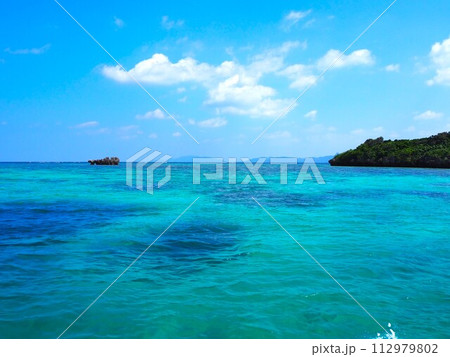 美しいエメラルドグリーンの海が広がる川平湾の風景 112979802
