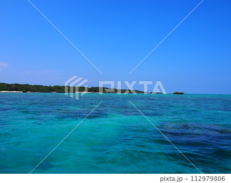 美しいエメラルドグリーンの海が広がる川平湾の風景 美しいエメラルドグリーンの海が広がる川平湾の風景 112979806