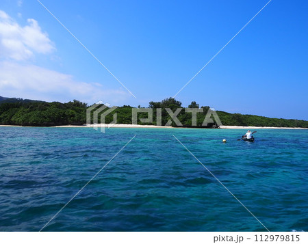 美しいエメラルドグリーンの海が広がる川平湾の風景 美しいエメラルドグリーンの海が広がる川平湾の風景 112979815