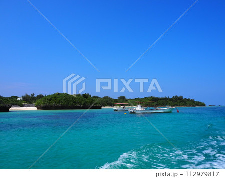 美しいエメラルドグリーンの海が広がる川平湾の風景 112979817