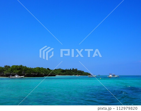 美しいエメラルドグリーンの海が広がる川平湾の風景 112979820