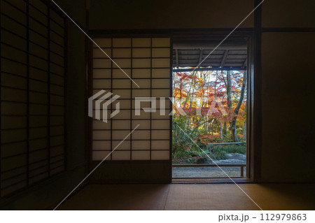 京都　祇王寺　草庵から見る額縁庭園 112979863