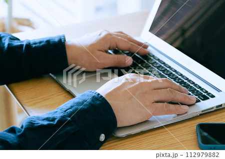 自宅でパソコンを操作する男性の手元 112979882