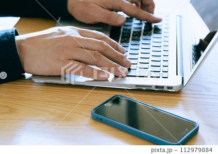 自宅でパソコンを操作する男性の手元 112979884