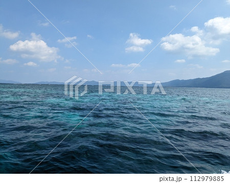 美しいエメラルドグリーンの海が広がる川平湾の風景 112979885