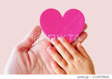 親子の手とハート 優しいイメージ 112979920