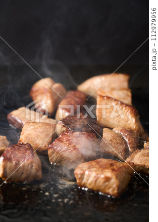 カットステーキを鉄板で焼く 112979956
