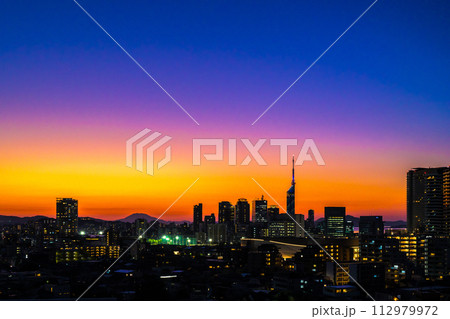 唐人町・大濠公園方面から望む早良区百道浜、地行浜、福岡タワー一帯の夕暮れ、黄昏　夜カラー明るさ強調 112979972