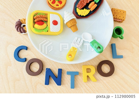 お皿の上のカロリーをコントロール お皿の上のカロリーをコントロール 112980005