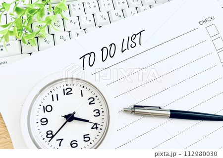 時計とパソコンとTODOリスト 112980030