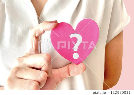 女性とハートとはてなマーク 112980031