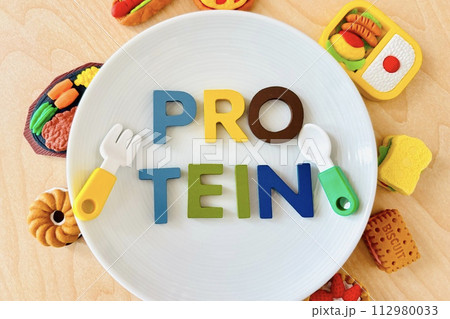お皿に乗ったタンパク質 お皿に乗ったタンパク質 112980033
