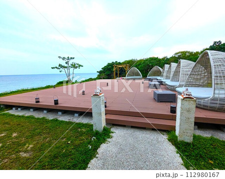 海を眺めながら食事を楽しめるカフェのソファー席 海を眺めながら食事を楽しめるカフェのソファー席 112980167