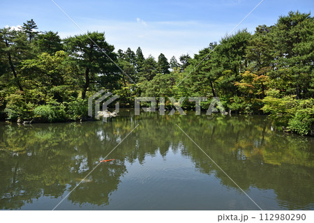 清水園の庭園風景 112980290