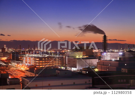 川崎マリエンからの工場夜景と繊月と富士山の夕景 川崎マリエンからの工場夜景と繊月と富士山の夕景 112980358