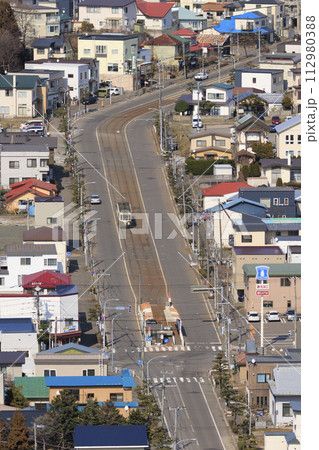 【縦構図・各所レタッチ済み】函館市電 谷地頭電停発車の様子 【縦構図・各所レタッチ済み】函館市電 谷地頭電停発車の様子 112980388