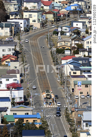 【縦構図・各所レタッチ済み】函館市電　谷地頭電停発車の様子 112980389