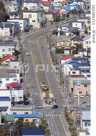 【縦構図・各所レタッチ済み】函館市電　谷地頭電停発車の様子 112980393