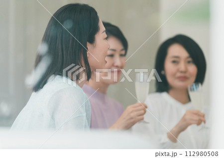 a forty-something woman 112980508