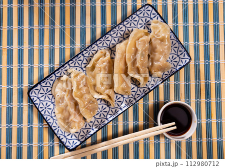 Japanese gyoza dumplings served on platter 112980712