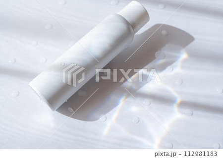 白いボトル　スキンケア 112981183