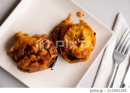 Baked apple served on platter for dessert 112981285