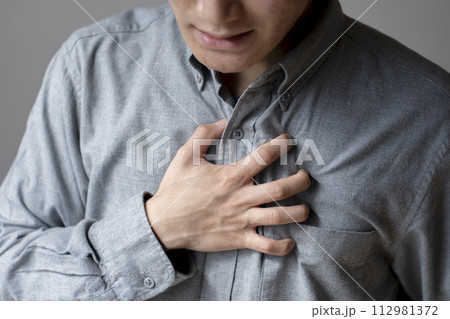 体調不良の男性　胸痛　ストレス　ボディパーツ　パーツカット 112981372