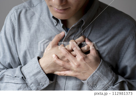 体調不良の男性　胸痛　ストレス　ボディパーツ　パーツカット 112981373