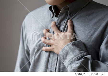 体調不良の男性　胸痛　ストレス　ボディパーツ　パーツカット 112981375