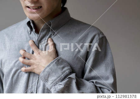 体調不良の男性　胸痛　ストレス　ボディパーツ　パーツカット 112981378