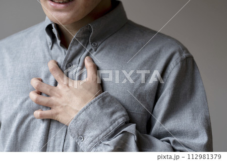 体調不良の男性　胸痛　ストレス　ボディパーツ　パーツカット 112981379