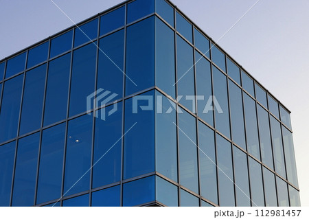 ビルのガラス窓 112981457